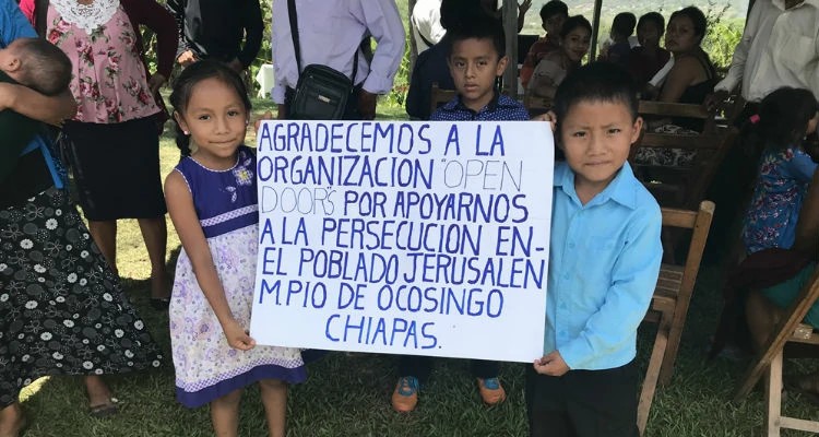 Crianças de uma comunidade de cristãos perseguidos no México agradecem o apoio da Portas Abertas