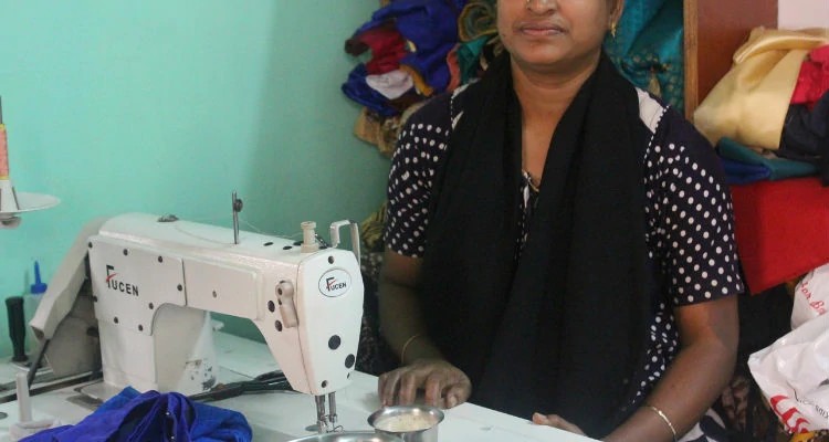 Areefa e sua nova máquina de costura. Cristã ex-muçulmana, ela perdeu o marido, que foi morto por causa da fé