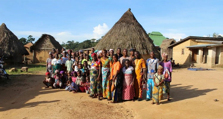 Cristãos que foram expulsos de sua vila, em Lokpoou, na Guiné