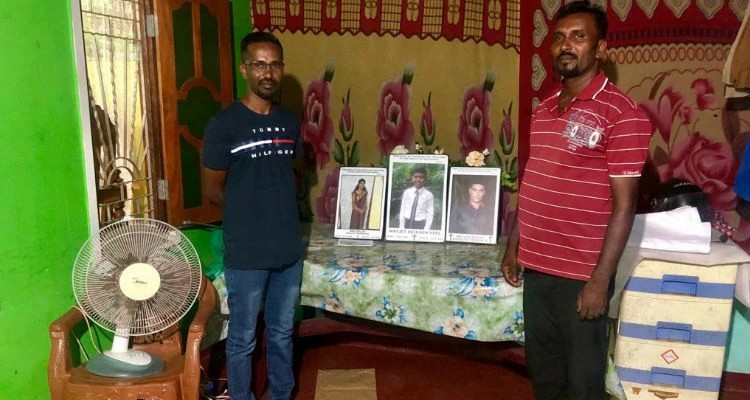 Os cristãos Verl e Nithan mostram fotos da irmã, cunhado e único filho de Verl, mortos no ataque
