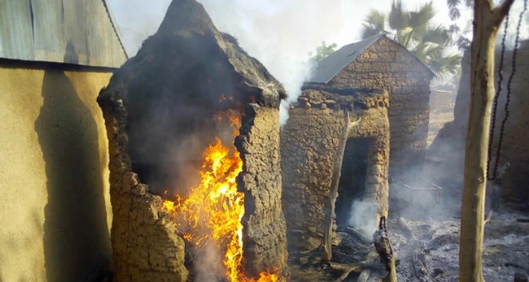 Militantes do Boko Haram mataram seis cristãos e queimaram uma igreja em um ataque que durou toda a madrugada no norte da Nigéria