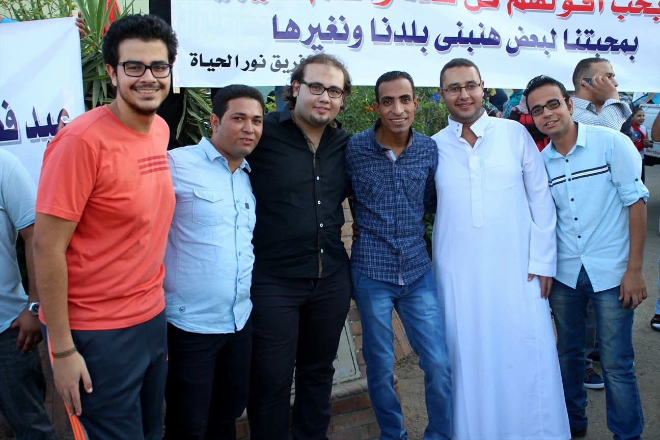 No Egito, homens cristãos saúdam os muçulmanos com votos de "boas festas" no dia do encerramento do Ramadã