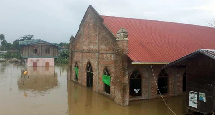 Os cultos habituais da igreja foram cancelados enquanto o nível da água da enchente não baixa
