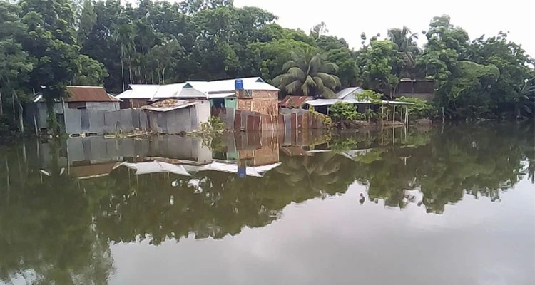 Muitas casas de cristãos foram inundadas, algumas até o telhado