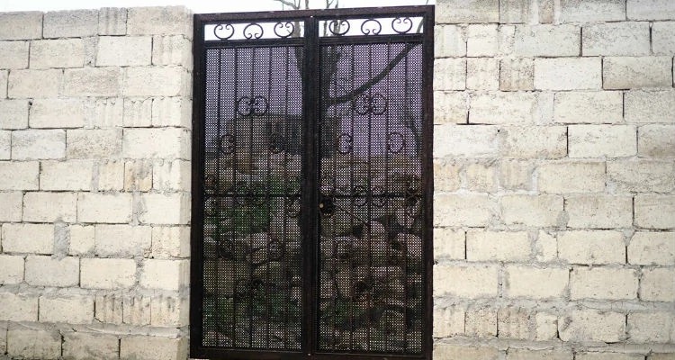 Por detrás do portão desta igreja em Alepo, na Síria, pode-se ver os escombros deixados por um ataque. Igrejas são alvos constantes dos extremistas islâmicos
