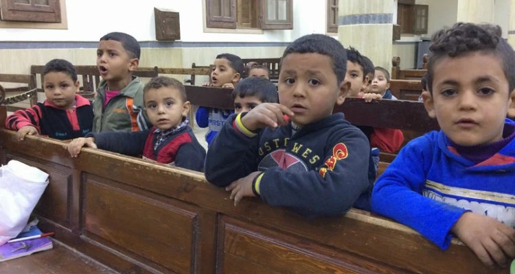 Crianças cristãs em zona rural do Egito aprendem e cantam músicas infantis na igreja. Ore pelos pequenos cristãos egípcios.
