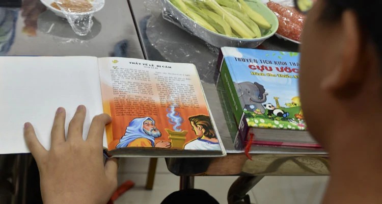 John foi uma das primeiras crianças no Vietnã a receber uma Bíblia ilustrada