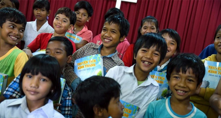 Distribuição de Bíblias ilustradas para crianças tribais no Vietnã