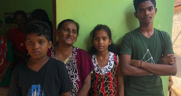 Estas três crianças perderam a mãe, morta na explosão em uma das igrejas atingidas nos ataques de Páscoa, no Sri Lanka