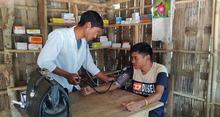 Philip, um médico rural, realizando um atendimento a paciente