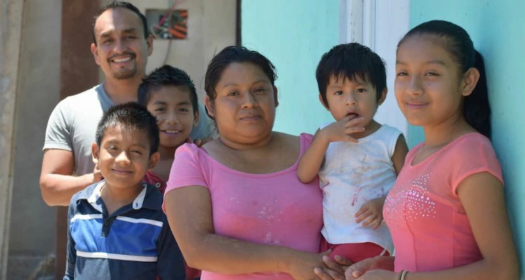 Hoje Lauro e a família vivem em outro vilarejo, onde construíram uma casa e abriram uma lanchonete graças às doações de parceiros da Portas Abertas