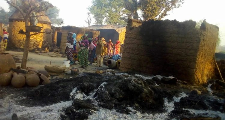 Militantes islâmicos do Boko Haram deixam vilas destruídas no extremo norte de Camarões