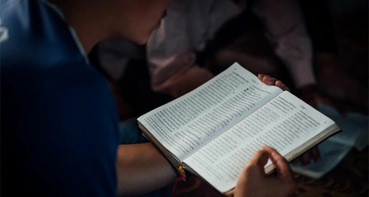 Seja em meio à perseguição ou à pressão das autoridades locais, cristãos no Laos se apegam à palavra de Deus e à fé em Jesus