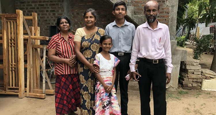 O pastor Kumaran perdeu o filho Malkiya, de 12 anos, no ataque à Igreja Sião, no Sri Lanka, na última Páscoa. Ele e a família receberam uma das caixas com presentes e cartões de encorajamento