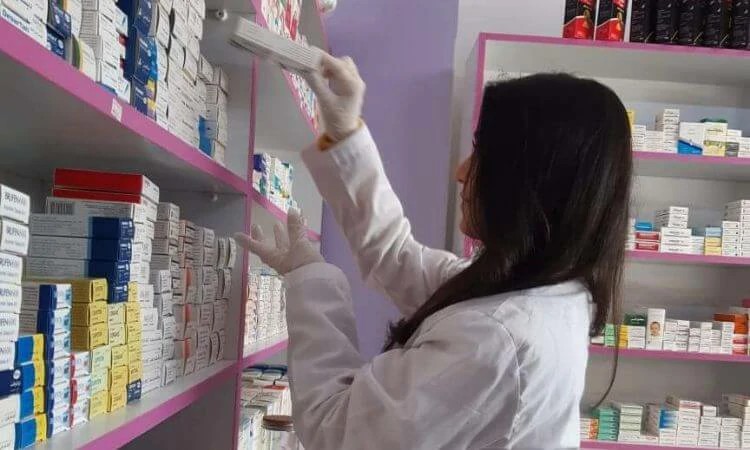 Shadia é uma das beneficiadas do projeto de geração de renda. Ela sustenta a família com os lucros da farmácia na Síria