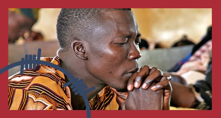 Mesmo tendo sido agredido e lançado na prisão enquanto esperava sua execução, a fé de um jovem no Chade crescia cada vez mais em meio à espera (foto representativa)