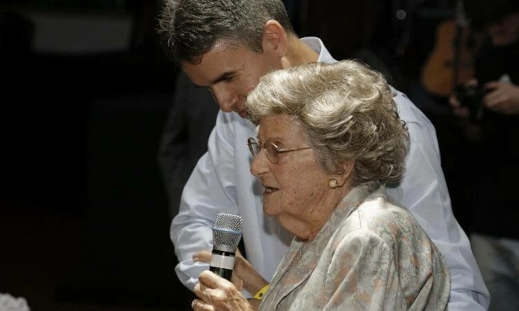 O secretário-geral da Portas Abertas, Marco Cruz, abraça Elmira Pasquini durante a celebração de 40 anos da organização