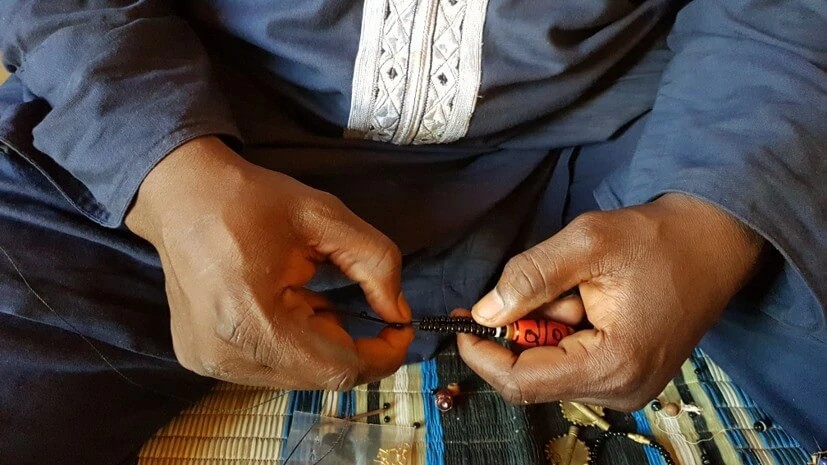 Bouba trabalha como artesão de joias em Camarões, mas por ter se convertido, enfrenta dificuldades no mercado de trabalho